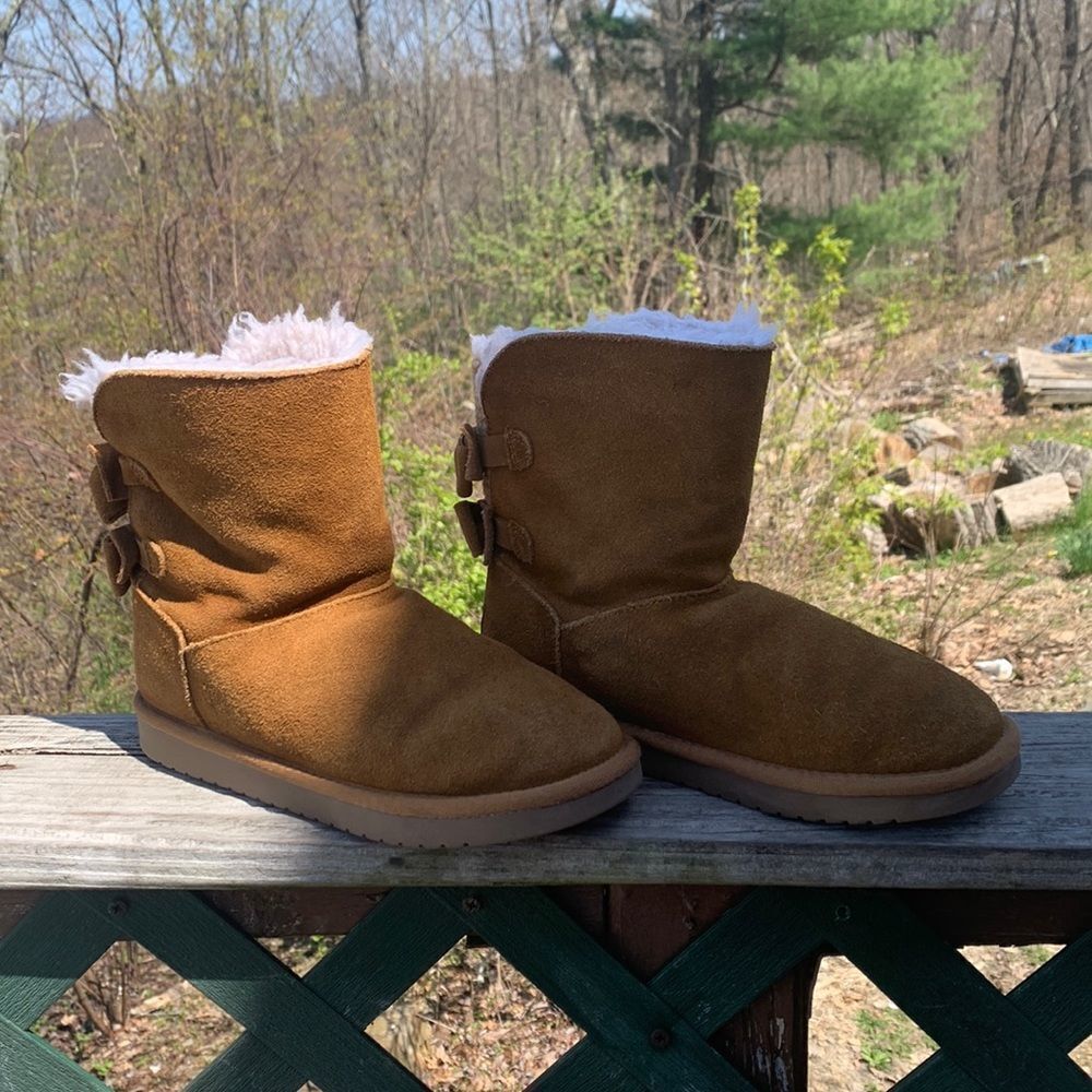 Koolaburra Attie Sheepskin Boots Faux Fur Lined Sz 4Y